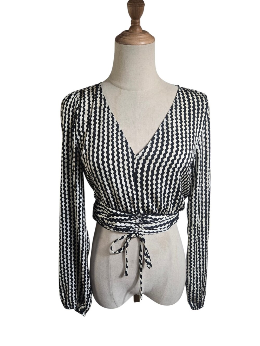 H&M Black and White Zigzag Cropped Blouse Top